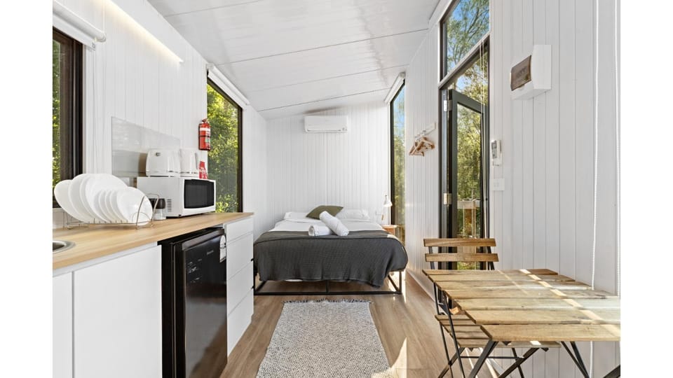 Bed, Kitchen or kitchenette, Dining area