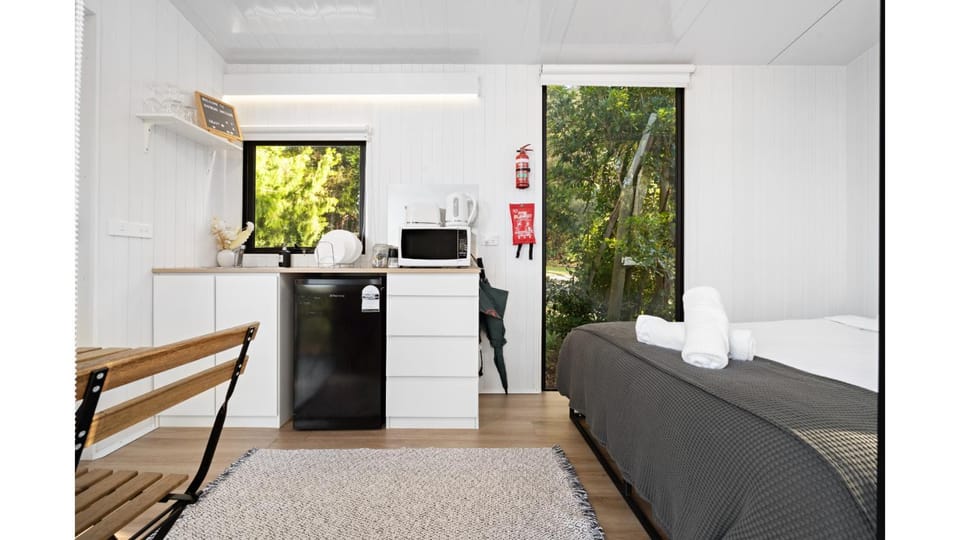 Bed, Kitchen or kitchenette, Dining area