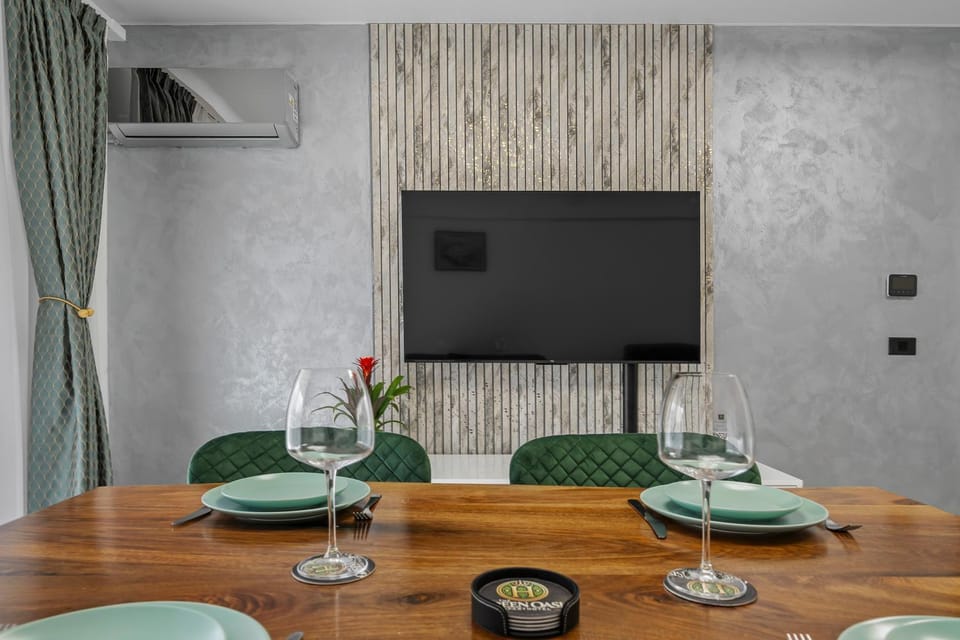 Communal lounge/ TV room, TV and multimedia, Dining area