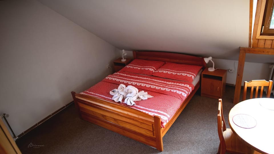 Bed, Photo of the whole room, Bedroom, towels