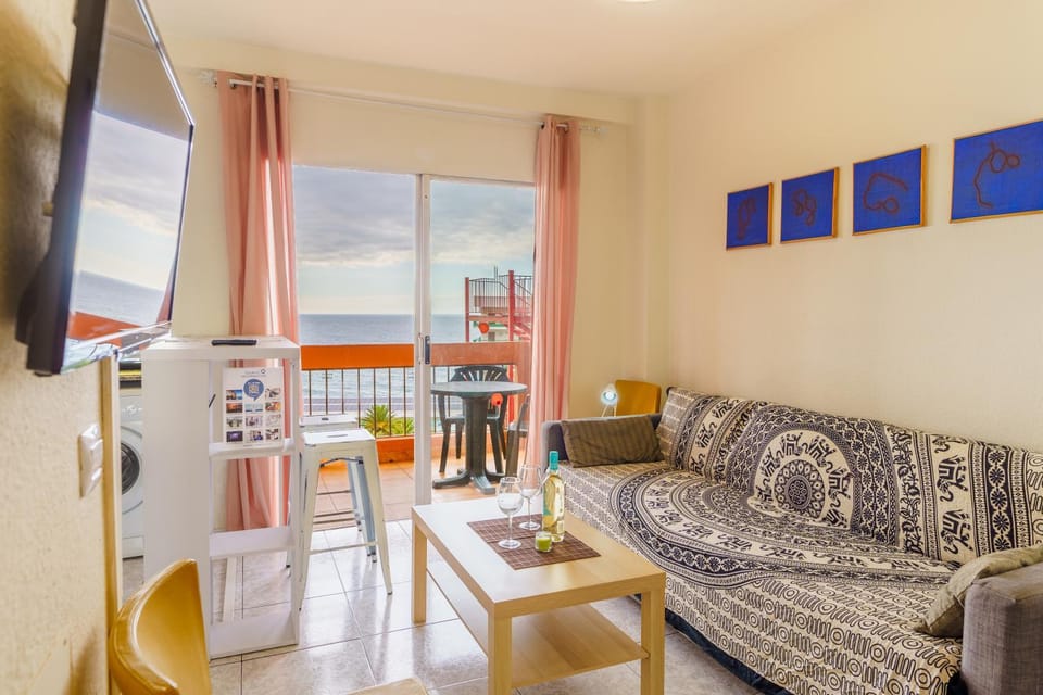 Communal lounge/ TV room, TV and multimedia, Living room, Seating area, Dining area, Evening entertainment