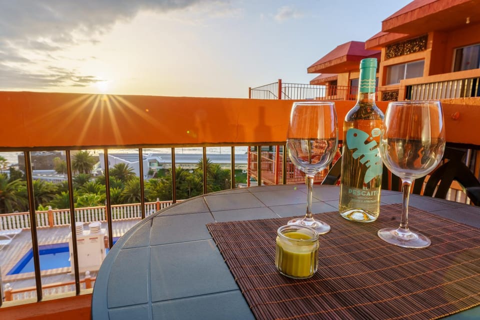 Patio, Day, Natural landscape, View (from property/room), Balcony/Terrace, Food and drinks, Dining area, Pool view, Swimming pool, Drinks, Alcoholic drinks, sunbed