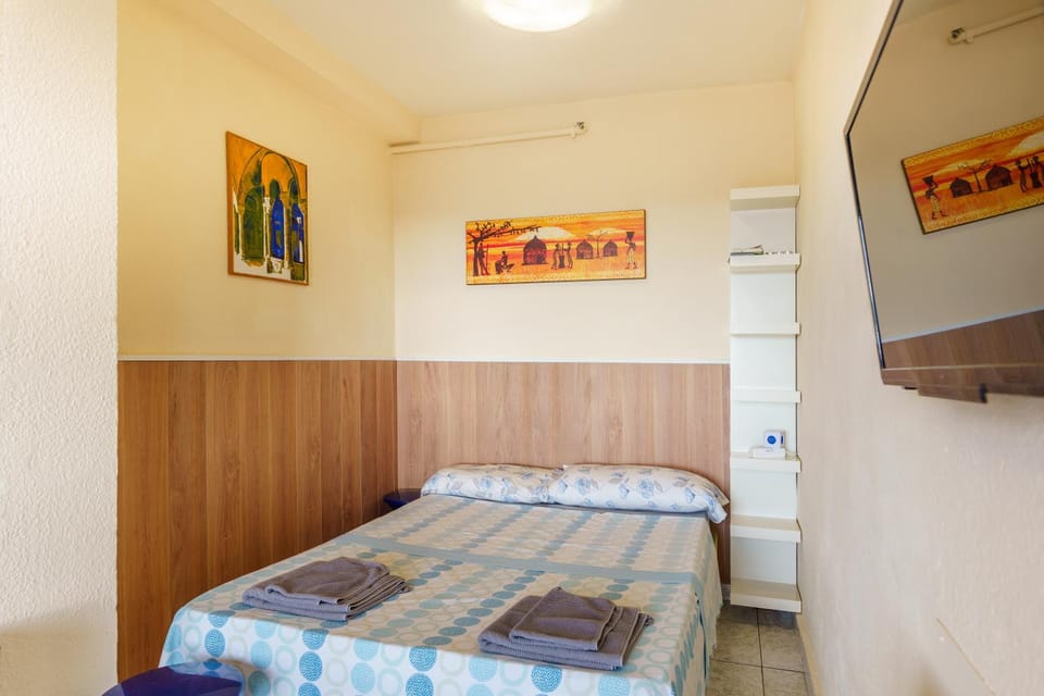 Bed, TV and multimedia, Photo of the whole room, Bedroom