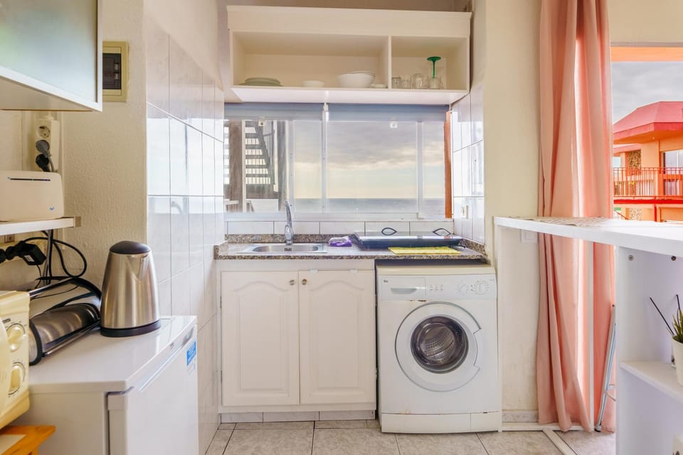 Kitchen or kitchenette, Food and drinks, minibar, stove, washing machine, kitchen, kitchen