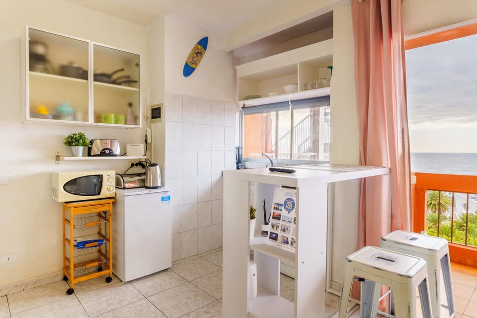 Natural landscape, Kitchen or kitchenette, Dining area, minibar, stove, toaster