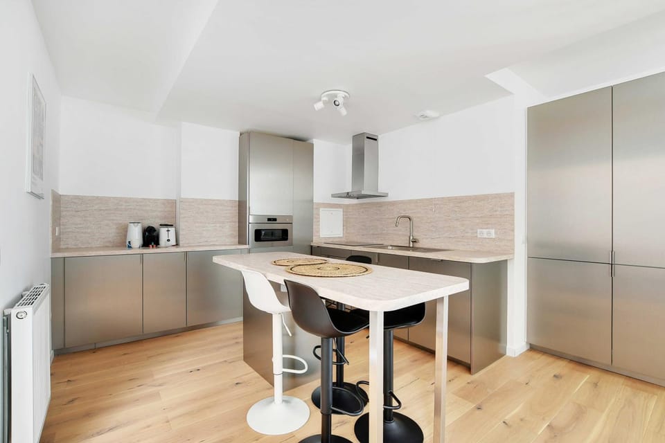 Coffee/tea facilities, Kitchen or kitchenette, Dining area, minibar, oven, stove, toaster