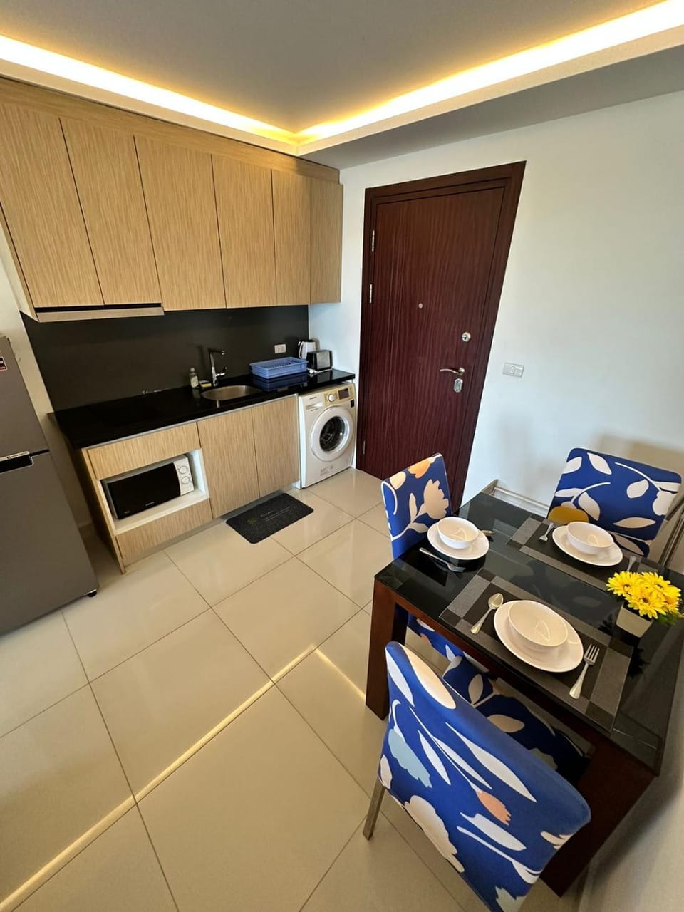 Kitchen or kitchenette, Dining area, stove, washing machine