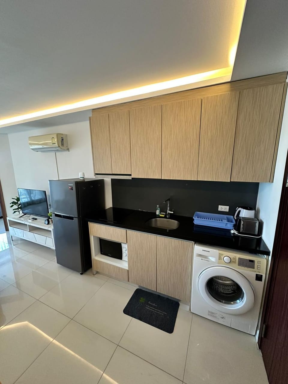 Kitchen or kitchenette, stove, washing machine