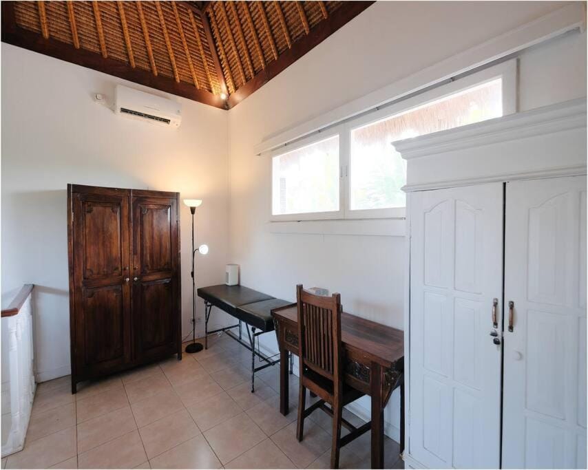 Seaside Sanctuary - Walk to Canggu Beach - Unit Timur Villa in North Kuta