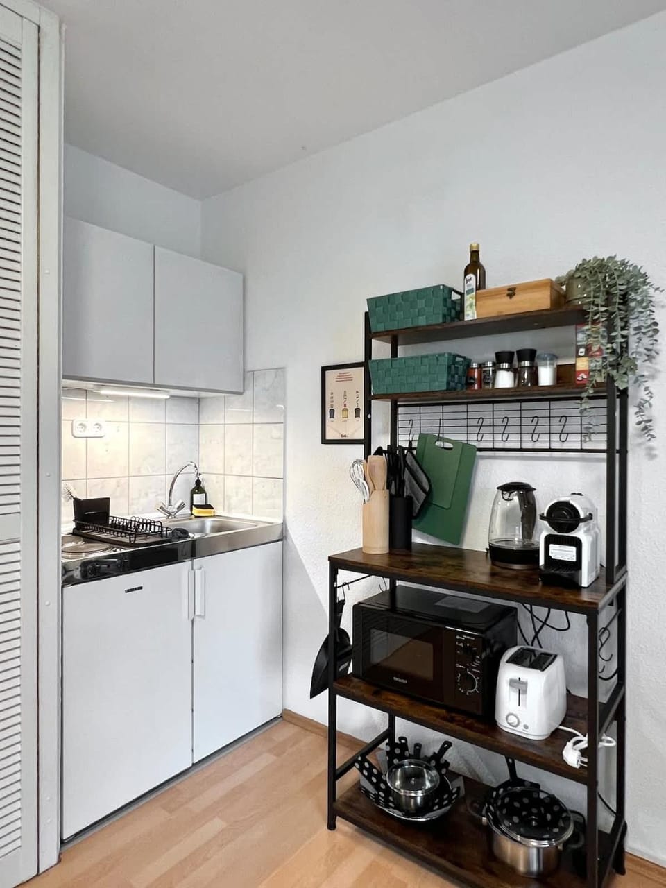 Coffee/tea facilities, Kitchen or kitchenette, stove, toaster