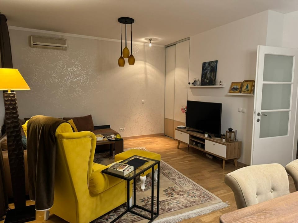 Communal lounge/ TV room, TV and multimedia, Living room, Seating area, air conditioner