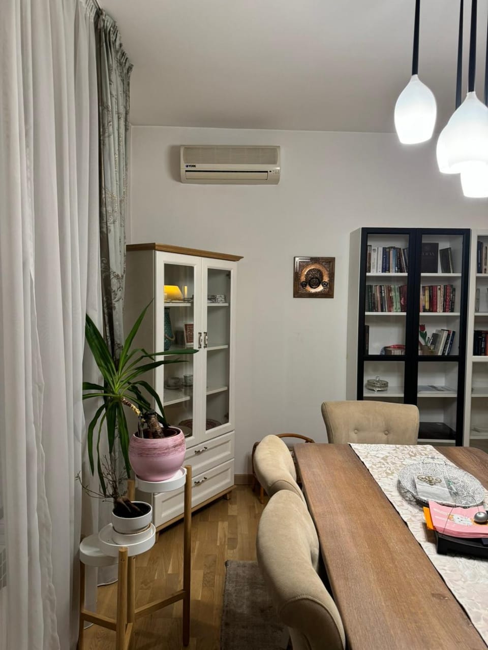 Living room, Seating area, air conditioner