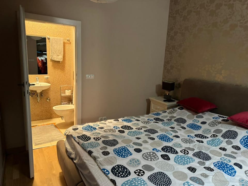 Toilet, Bathroom, Bedroom, towels