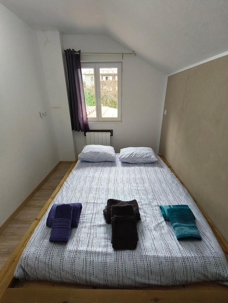 Bed, Photo of the whole room, Bedroom, towels