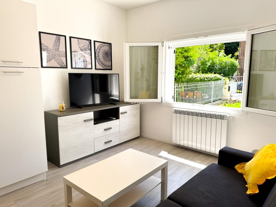 Communal lounge/ TV room, TV and multimedia, Living room, Seating area, Evening entertainment, internet