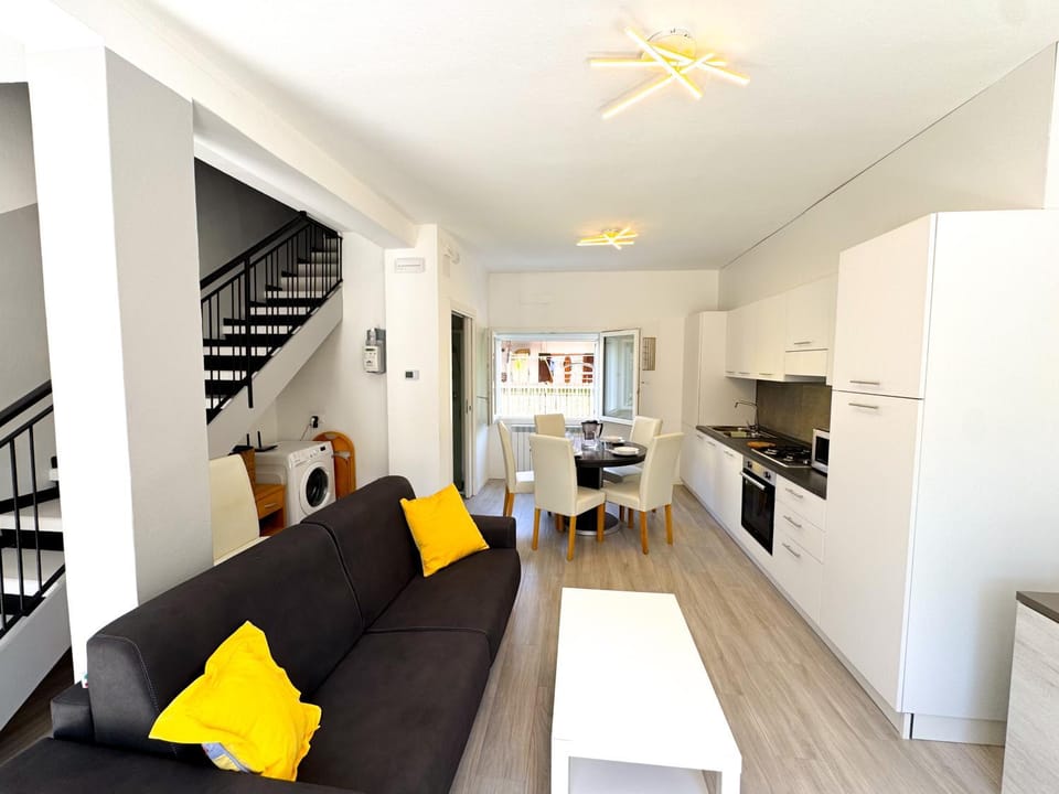 Shower, Nearby landmark, Garden, Garden, TV and multimedia, Kitchen or kitchenette, Living room, Seating area, Dining area, Pets, Pets, locker, locker, minibar, oven, pet friendly, stove, wardrobe