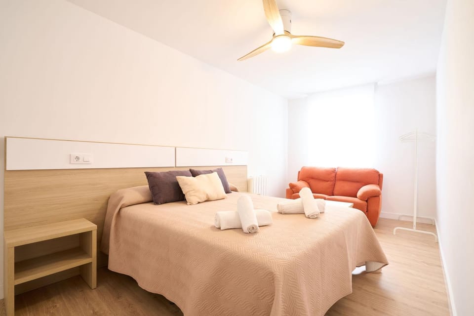 Bed, Photo of the whole room, towels