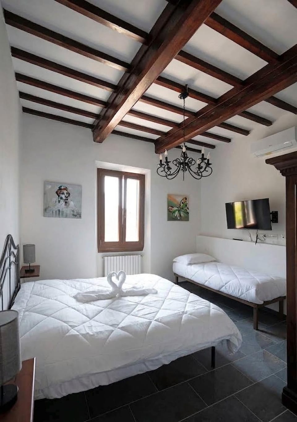 Bed, TV and multimedia, Bedroom