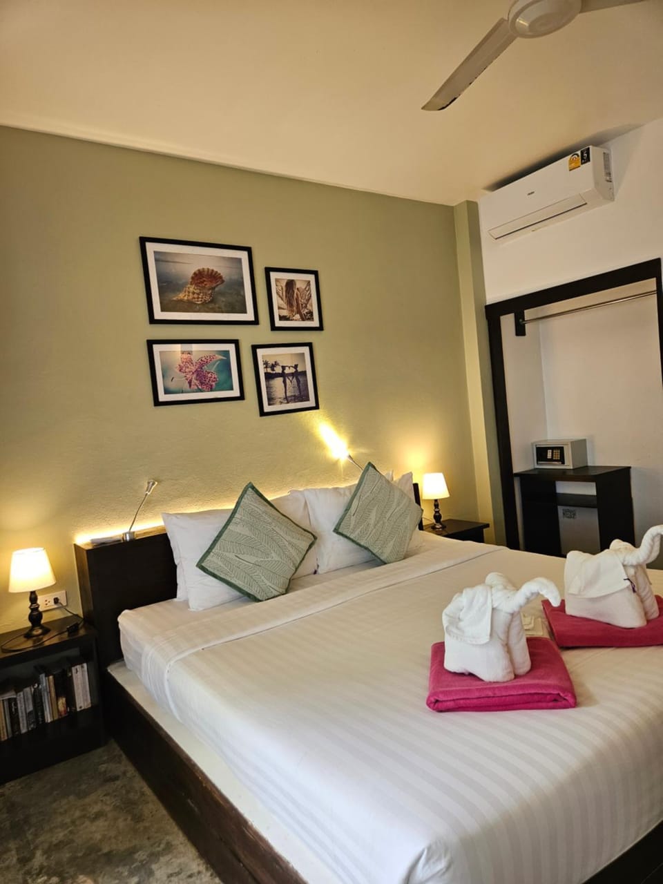 Bed, Photo of the whole room, Bedroom, towels, air conditioner