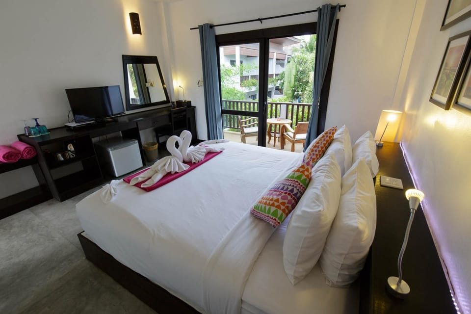Bed, TV and multimedia, Photo of the whole room, Bedroom, towels