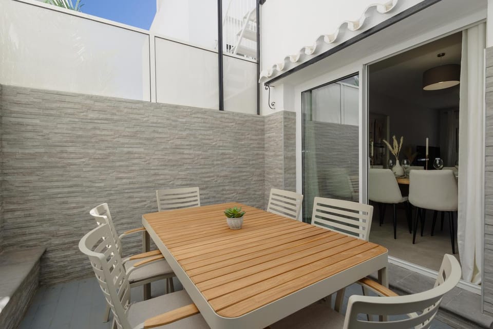 Patio, Day, Dining area
