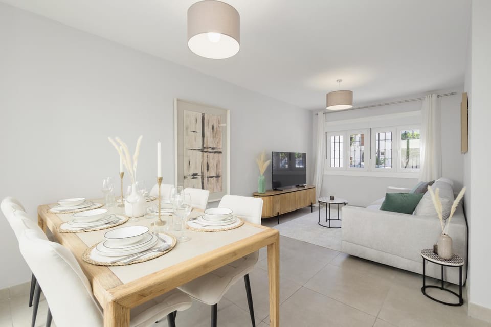 TV and multimedia, Living room, Seating area, Dining area, air conditioner