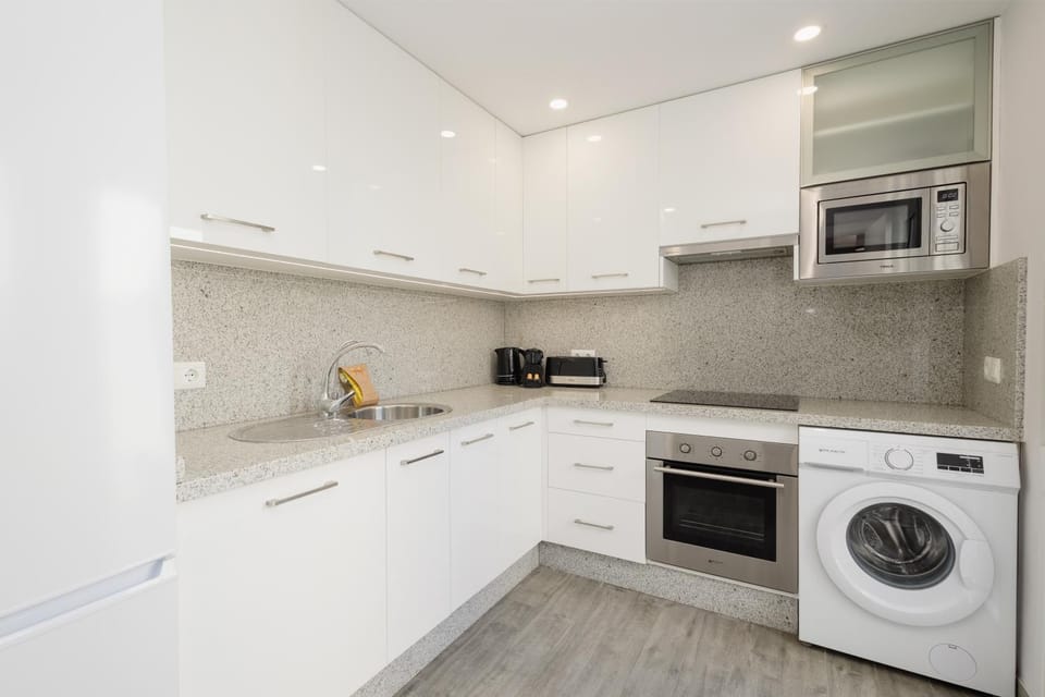 Coffee/tea facilities, Kitchen or kitchenette, dishwasher, microwave, oven, stove, toaster, washing machine