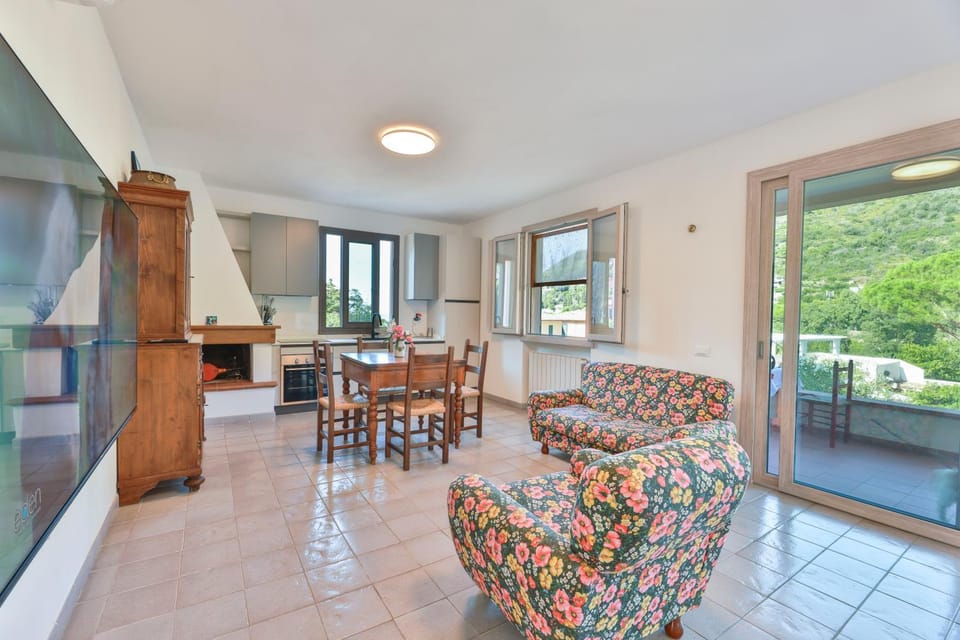 TV and multimedia, Living room, Seating area, Dining area