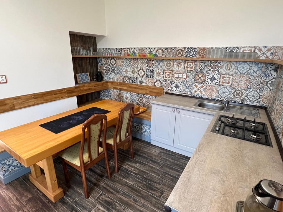 Kitchen or kitchenette, Dining area, stove