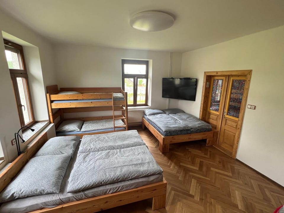 Communal lounge/ TV room, Bed, TV and multimedia, Photo of the whole room, Evening entertainment, Bedroom, bunk bed