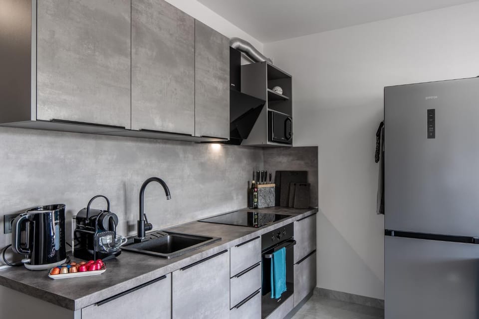 Coffee/tea facilities, Kitchen or kitchenette, dishwasher, oven, stove, toaster
