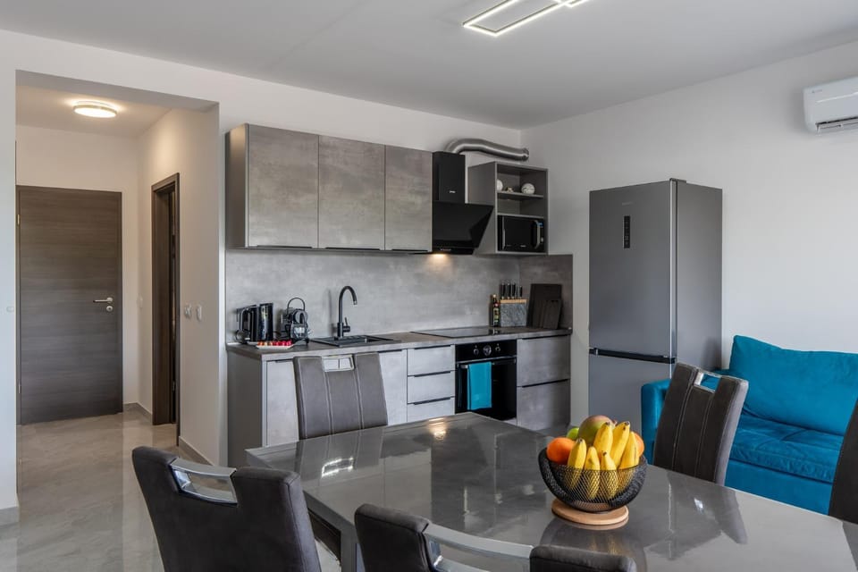Coffee/tea facilities, Kitchen or kitchenette, Living room, Seating area, Dining area, oven, stove, toaster