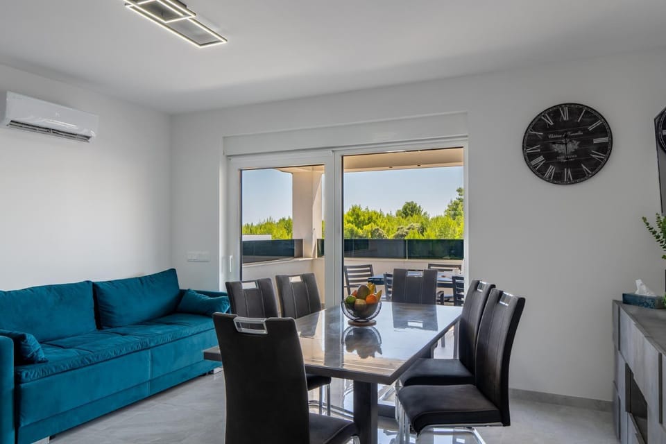 Living room, Seating area, Dining area, air conditioner
