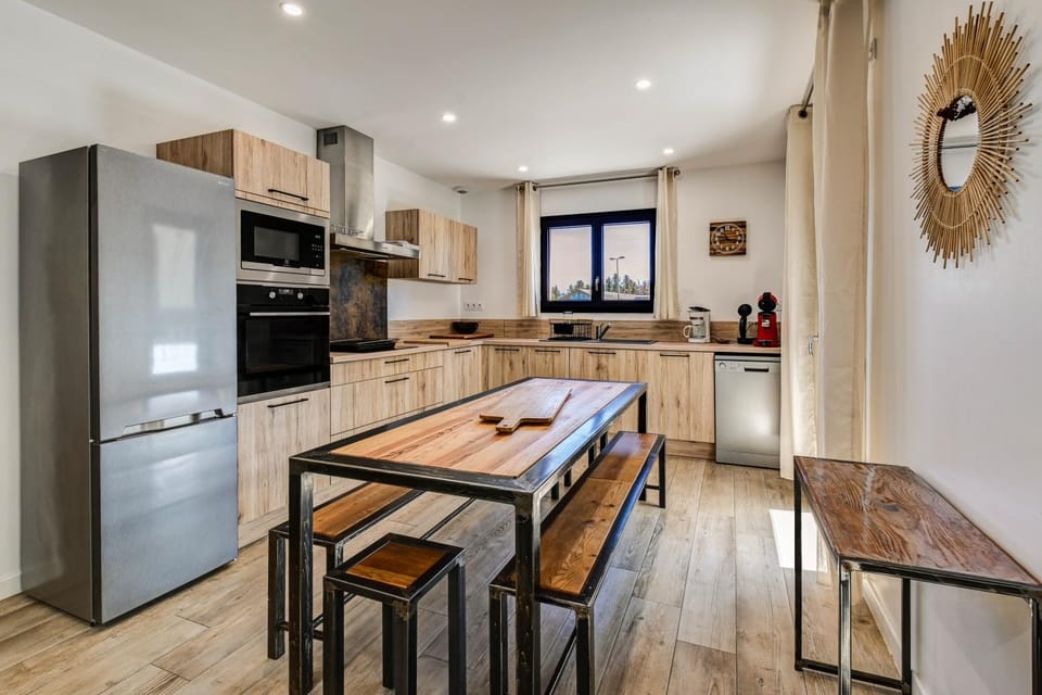 Property building, Kitchen or kitchenette, Living room