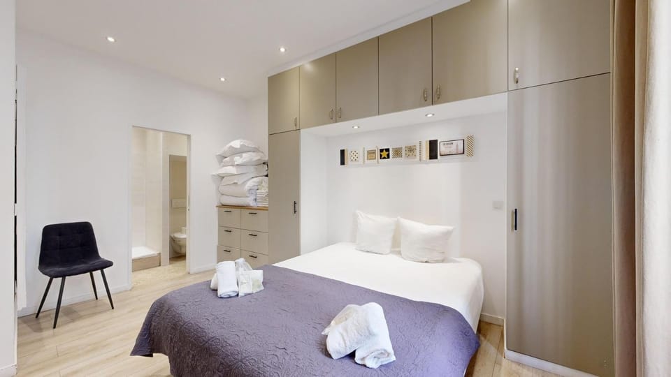 Bed, Bedroom, towels