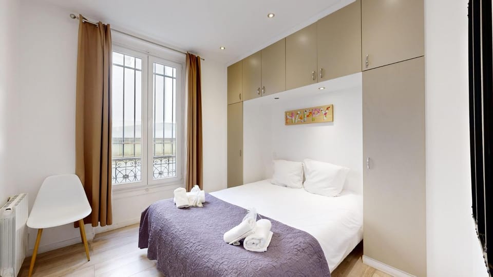 Bed, towels