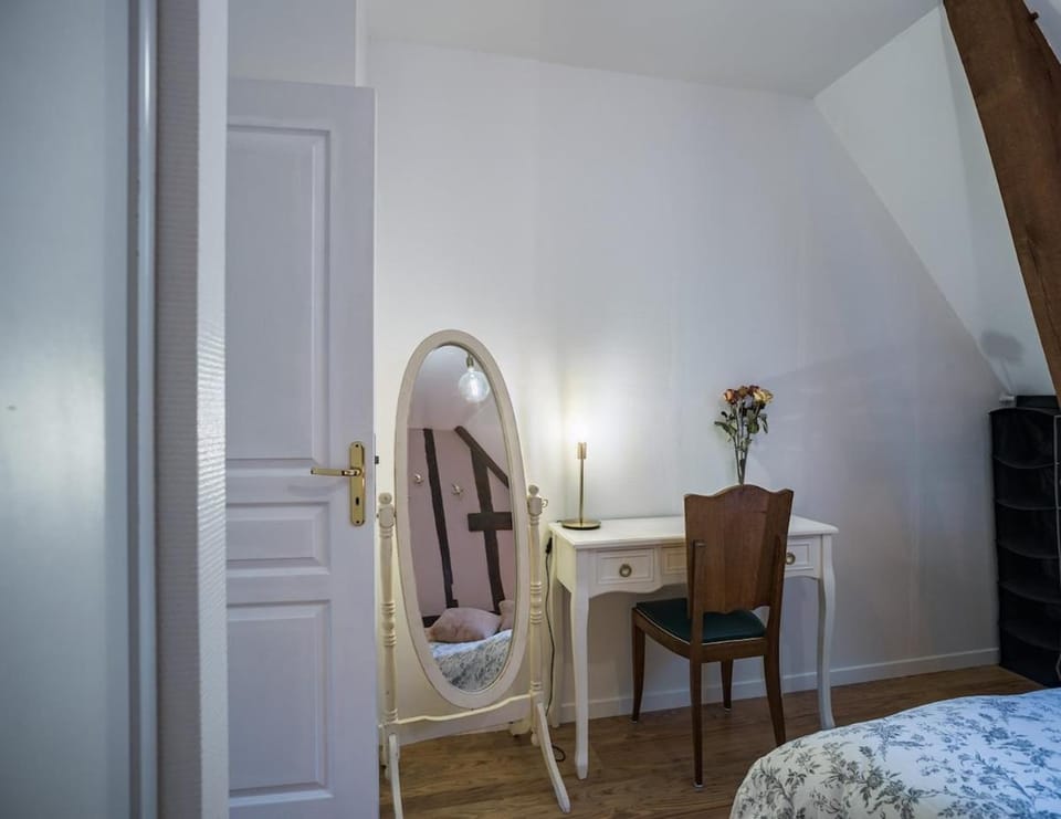Photo of the whole room, Bedroom