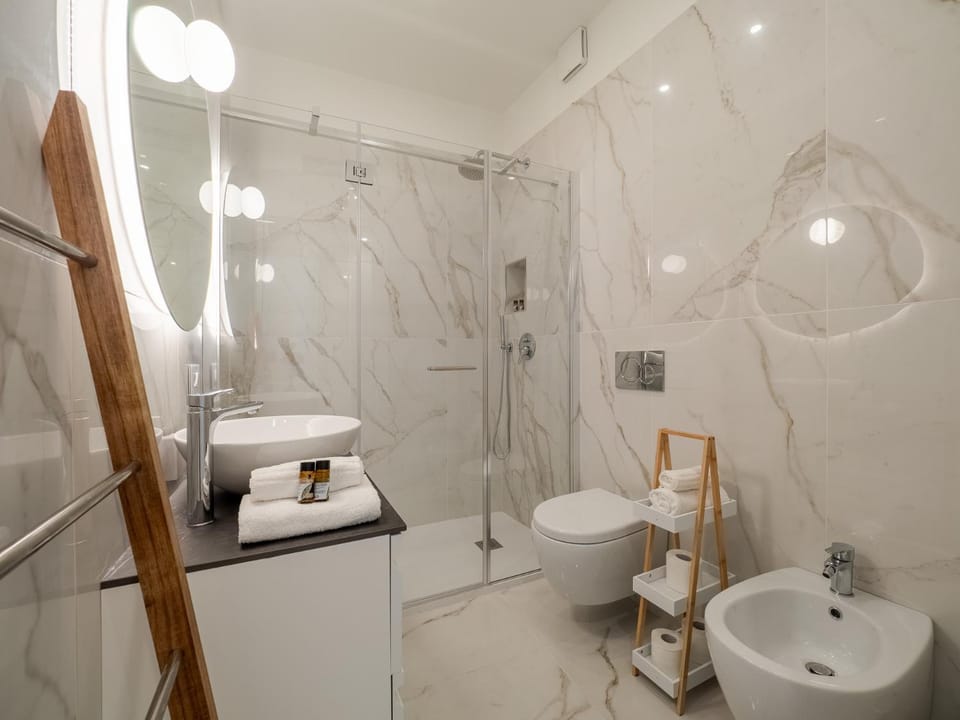 Shower, Toilet, Bathroom, bidet, towels