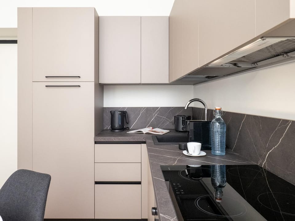 Coffee/tea facilities, Kitchen or kitchenette, Dining area, stove, toaster