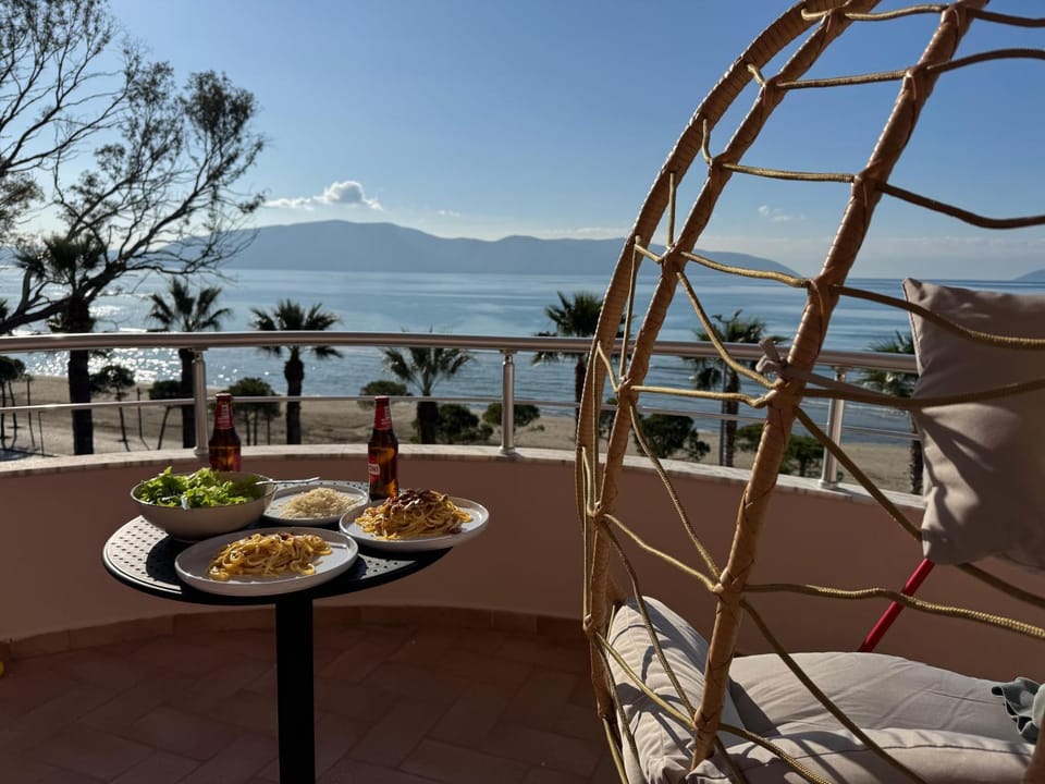 Day, Natural landscape, View (from property/room), Balcony/Terrace, Food and drinks, Dining area, Food, Sea view