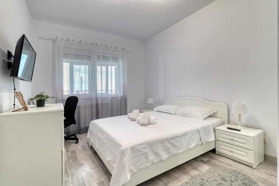 Bed, TV and multimedia, Photo of the whole room, Bedroom, towels