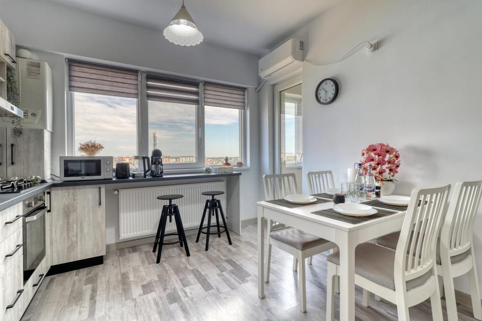 Kitchen or kitchenette, Dining area, oven, stove