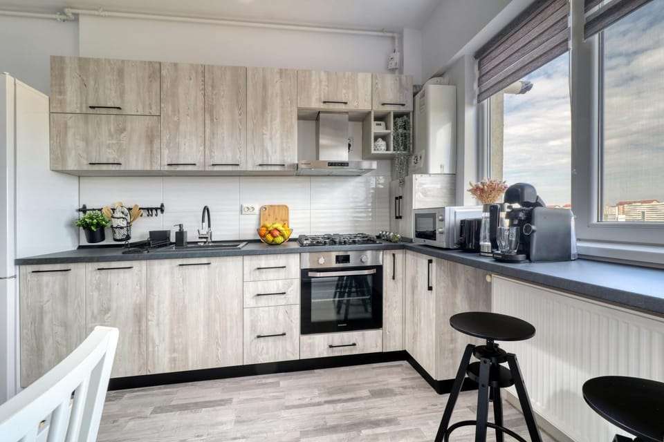 Coffee/tea facilities, Kitchen or kitchenette, Dining area, oven, stove, toaster
