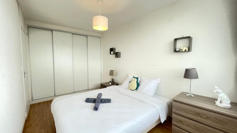Bed, Photo of the whole room, Bedroom, towels, wardrobe