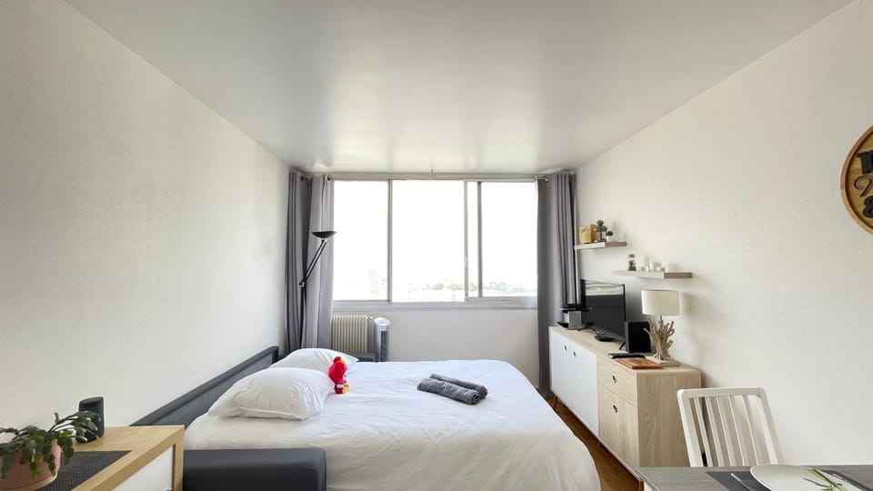 Bed, TV and multimedia, towels