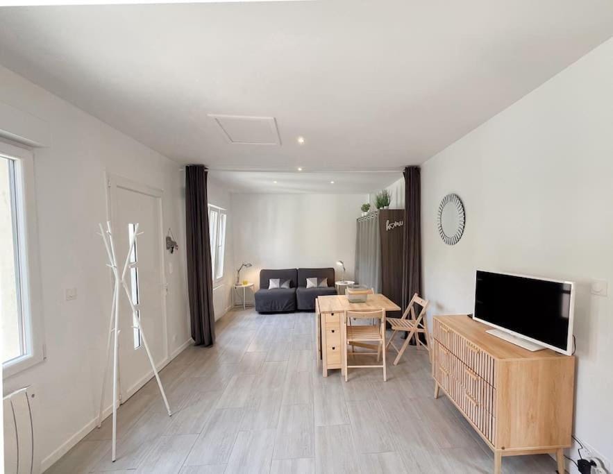 Communal lounge/ TV room, TV and multimedia, Seating area