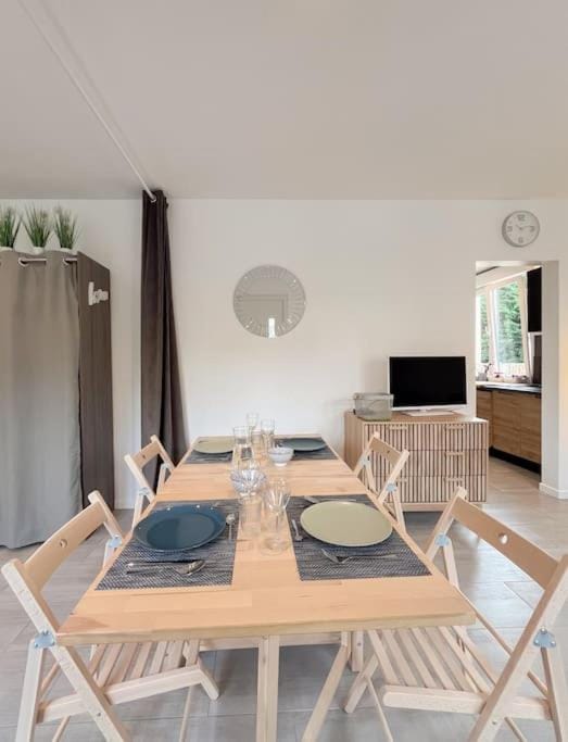 Communal lounge/ TV room, TV and multimedia, Living room, Seating area, Dining area