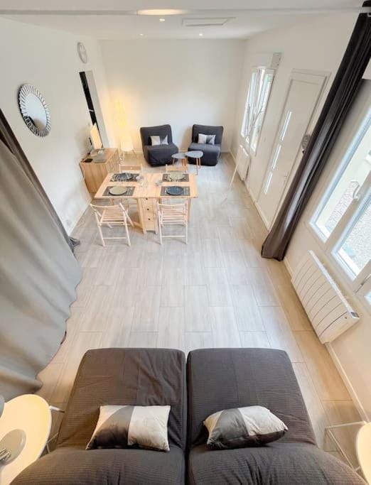 Living room, Photo of the whole room, Seating area, Dining area, Bedroom