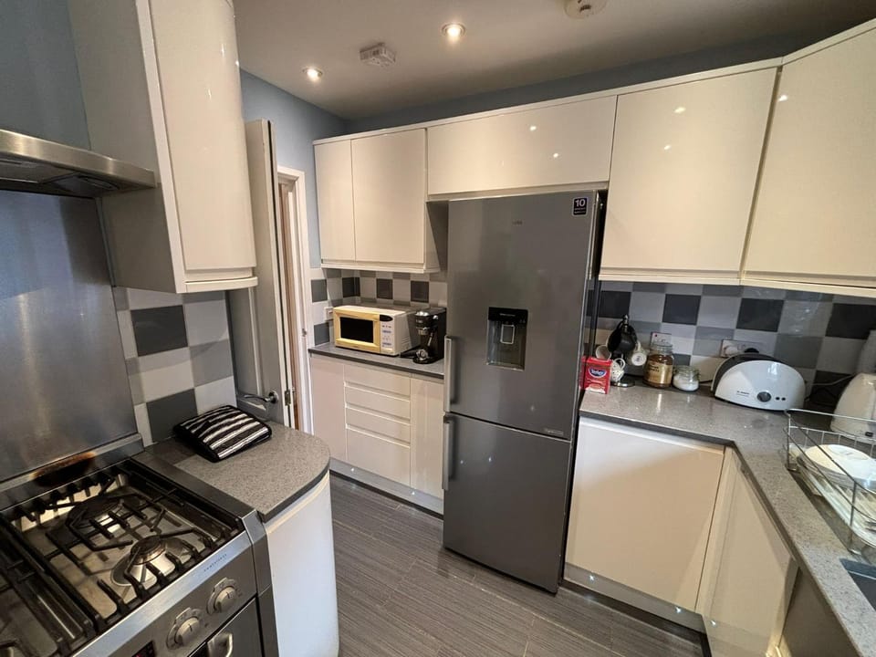 Coffee/tea facilities, Kitchen or kitchenette, oven, stove, toaster