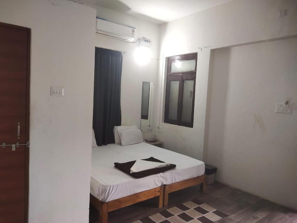 Bed, Photo of the whole room, Bedroom, towels, air conditioner